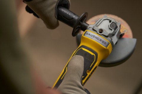 SZLIFIERKA KĄTOWA AKUMULATOROWA 125MM V20 18V STANLEY SFMCG700B