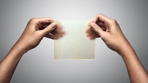 MOLNLYCKE Exufiber Ag 10x10cm /opk. 10 szt Żelujący opatrunek z włókien o szybkim działaniu przeciwbakteryjnym